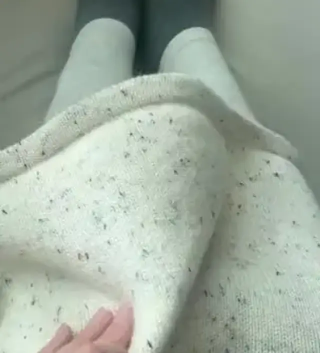 그냥 아이보리가 아닌 색깔 실이 박혀있어서 예뻐요. 입으면 화사해보여요. 아쉬운점은