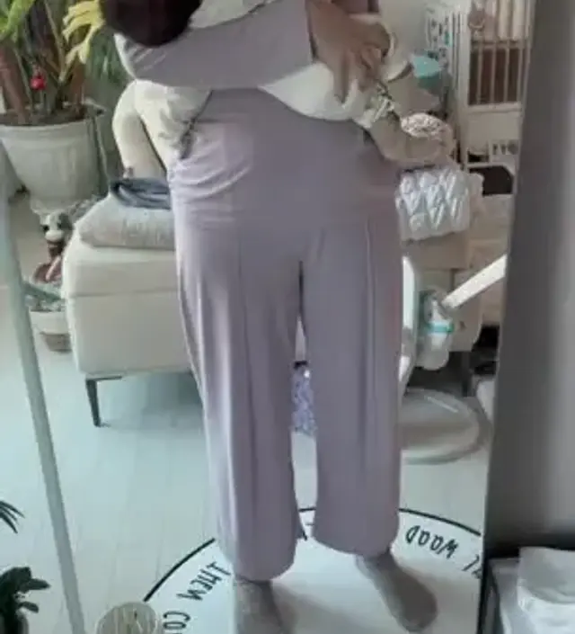 색감도 너무 예쁘고 핏도 괜찮네요. 수유복으로 편리해요 바지도 괜찮네요