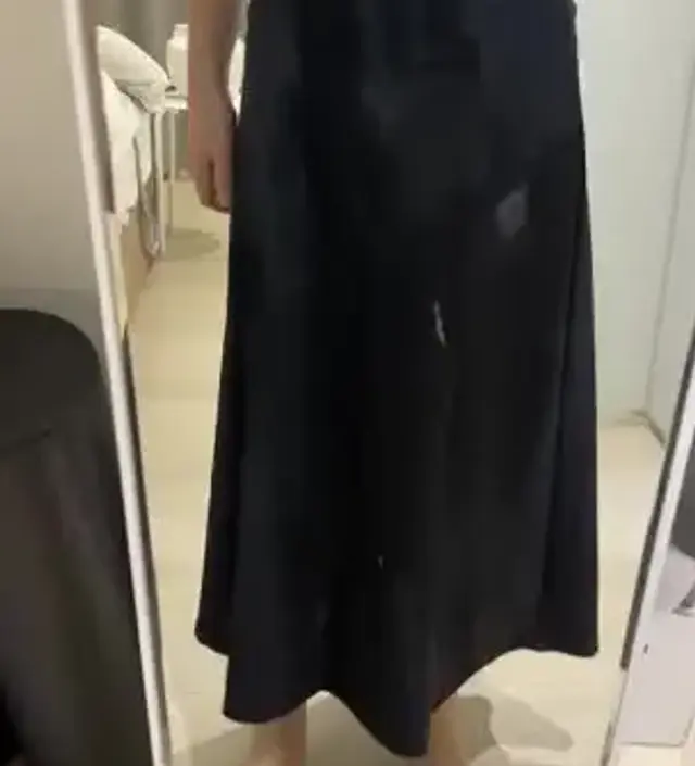 가벼운 소재이고 배부분이 정말 편해요. 하나도 조임 없이 스판소재네요. 164cm 정도 키