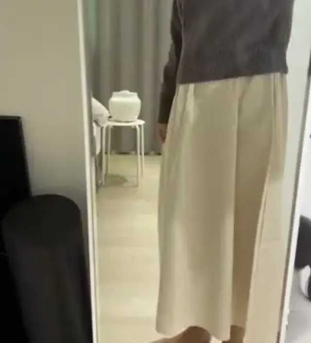 허리 윗부분은 부드러운 소재여서 겨드랑이 살 닿는 부분 불편안 없이 편안해요. 치마는