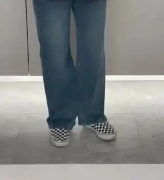 영상에 보이는것보다 핏이 좋아요 청바지라 슬랙스만큼 착용감이 편하진 않아요! 참고하