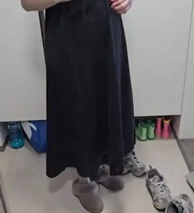 무난하게 받쳐서 입기 좋아요 잘 구겨지는 소재긴 한데 배부분이 편하고 잘 늘어나요. 