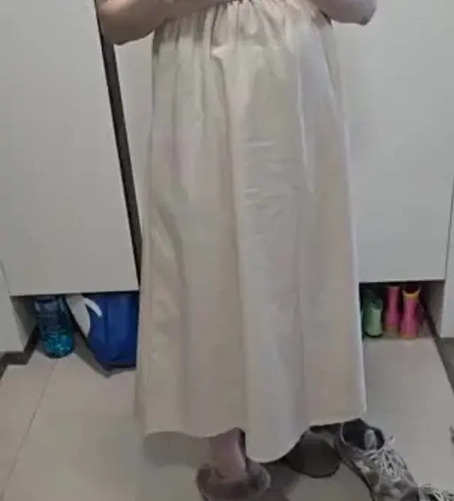 무난하게 받쳐서 입기 좋아요 잘 구겨지는 소재긴 한데 배부분이 편하고 잘 늘어나요. 