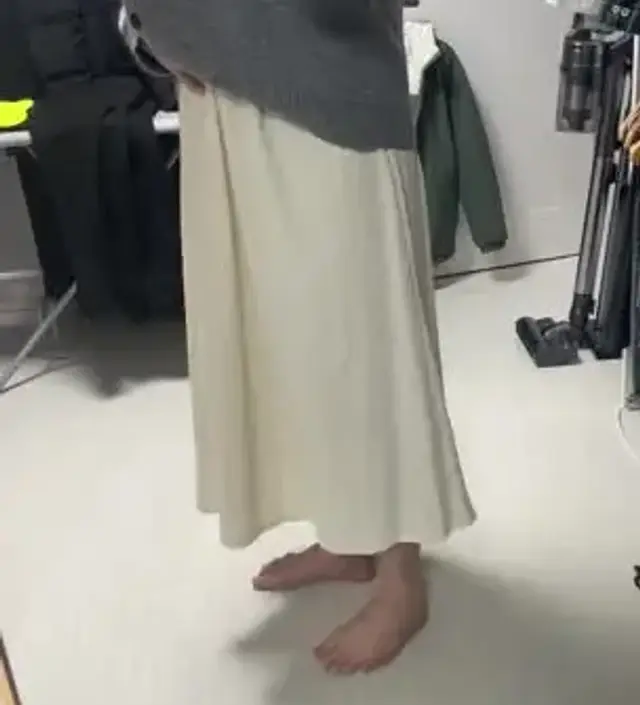 아직은 추워서 못입다가 리뷰남기려고 입어봤어요~ 가슴이 많이 큰편이라 고무부분이 가