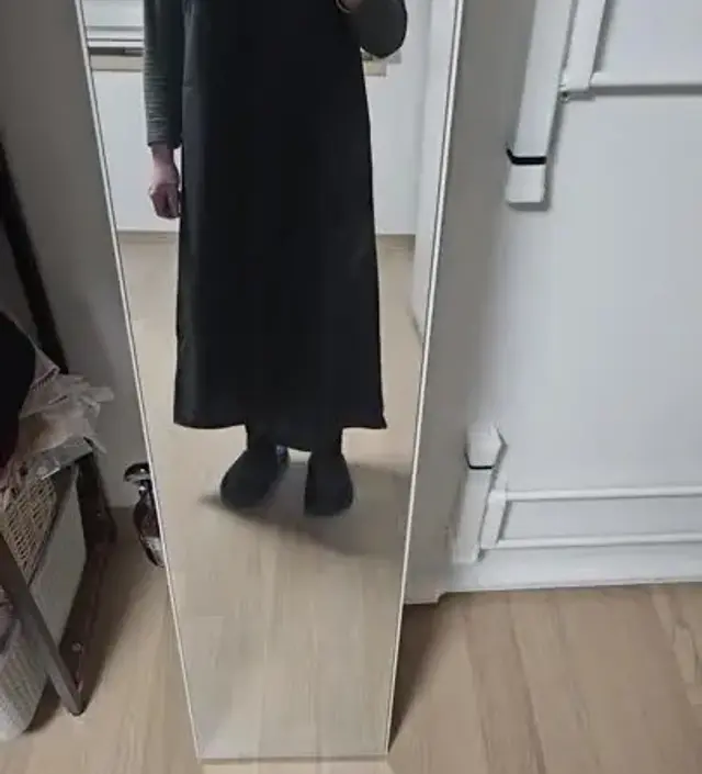 신축성은 없지만 품이 넉넉해서 편하게 입을 수 잇고 먼지 안붙는 소재여서 기본티나 기