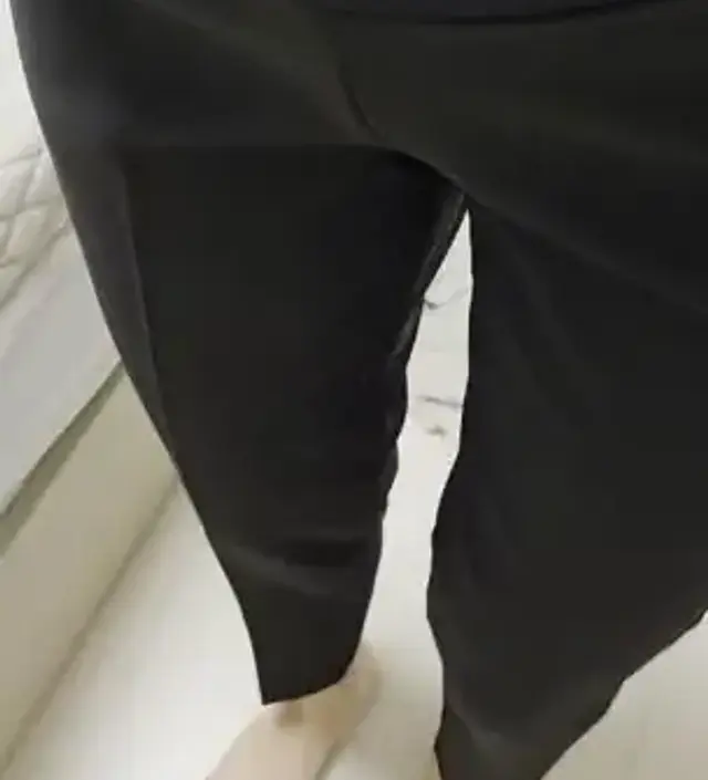 매우 편해요. 스판이 있어서 잘 늘어나고 몸매도 예쁘게 받쳐주네요. 겨울엔 추울거 같