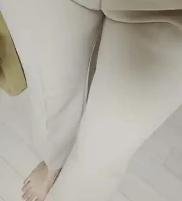 매우 편해요. 두꺼워서 겨울에도 입을 수 있을 거 같아요.