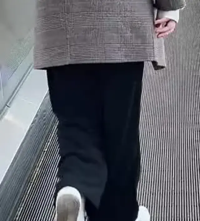 찰랑찰랑 흔들리는게 맘에들어서 걷는모습 찍어봤어요ㅎㅎ 임부복으로 딱이네요! 진~짜