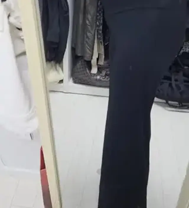 촤르르한 재질이고 엄청 얇아서 여름에 좋을것같아요 
