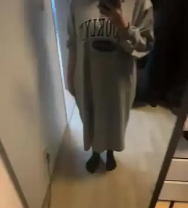 임신 6개월 임산부에요. 품이 넓은 통원피스라 만삭때가지 편하게 입을 수 있을거 같아