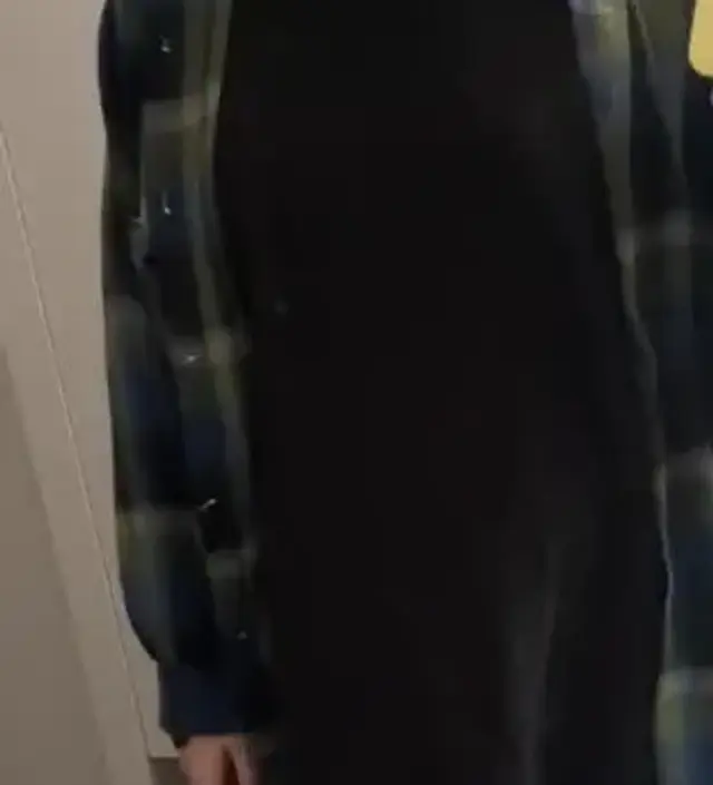 생각보단 초록보다 파란빛이 많이돌아요 편하고 넉넉해서 자주 손이가요!