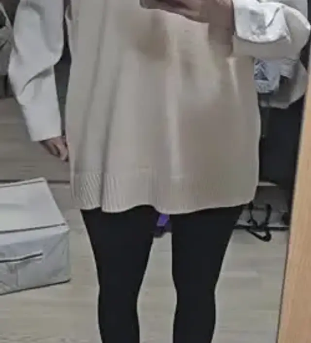 161인데 딱 맞네요. 소재부드럽고 배 안 낑겨요. 조금 얇아서 저세히보면 비쳐요