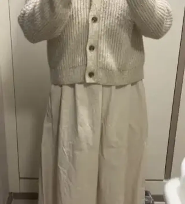 아직입고 보진않았지만 괜찮을거같아요. 위에 가디건이나 맨투맨입고나가면 괜찮을거같