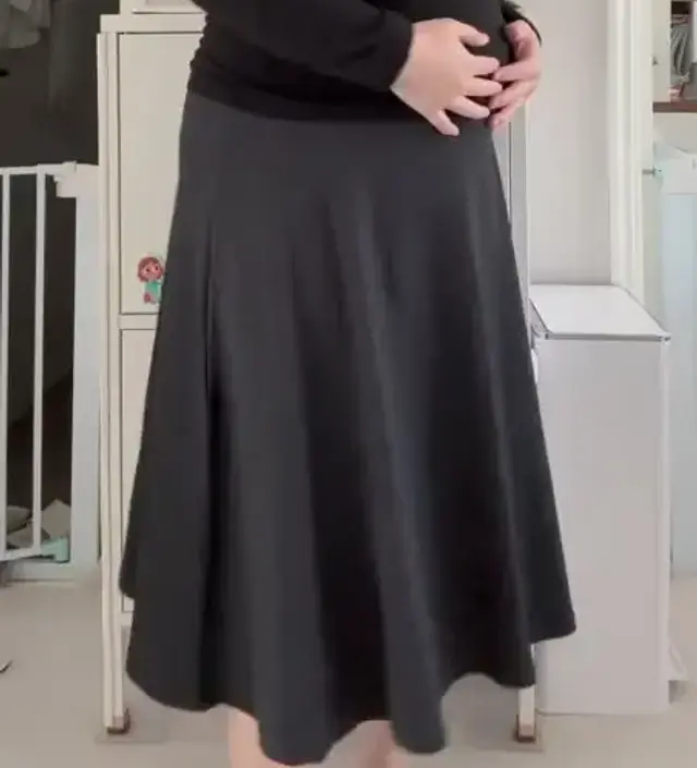 얇고 가볍고 편합니다. 운동화에도 괜찮고 단화에도 괜찮고 대만족이네요. 만삭에 하비