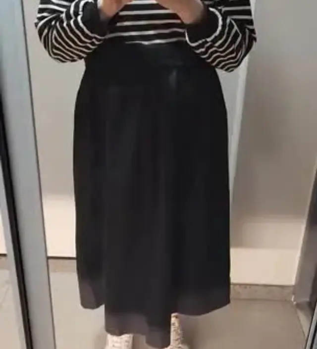 편하게 입을 수있어요. 늘어나서 배쪼임도 없고 원피스지만 티셔츠랑 치마가 분리된 것