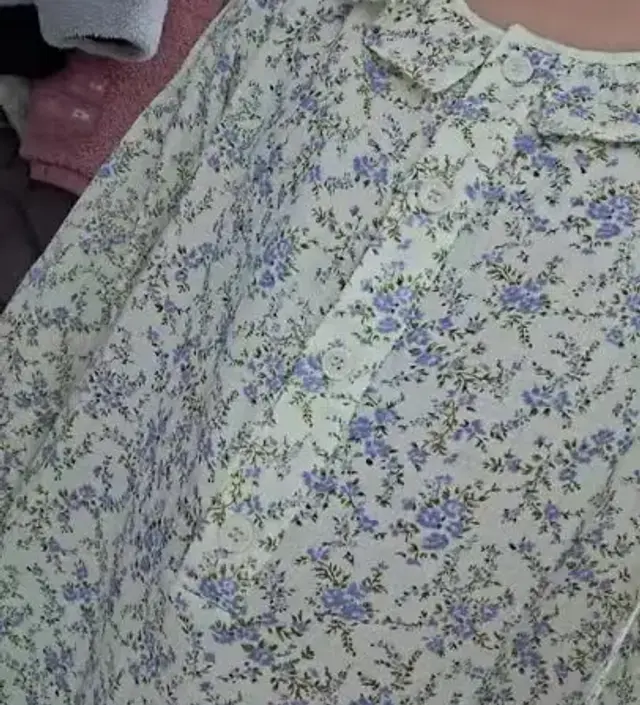 부드럽고 하늘하늘 예뻐요 둘째 임신 20주인데 수유복으로도 좋을거같고 집에서 기분전