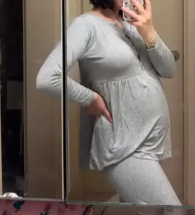 쫀득쫀득한원단이라 너무 편해요!! 내장패드도 불편하지않아서 잠옷 이것만 입을것 같아