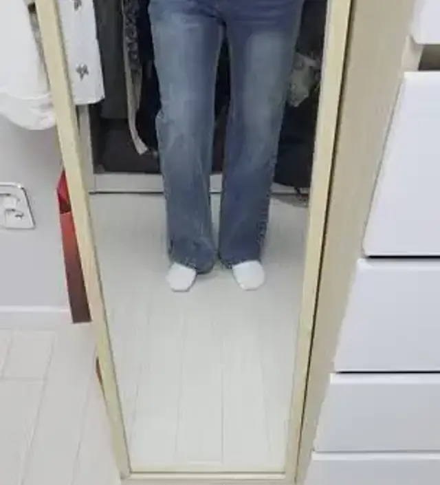 진짜 너!!!!무 예뻐요!!!!! 너무 편하고 생각한거보다 통도 많이 안넓어서 예쁜 일자핏