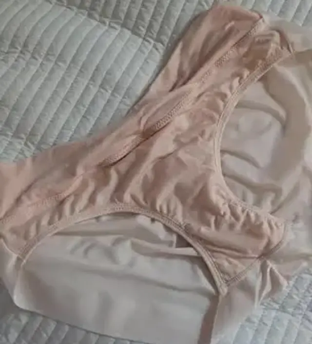 사각팬티만 입다가 오랜만에 삼각팬티 입으니 가랑이가 괜히 조이는 거 같고 어색하지만