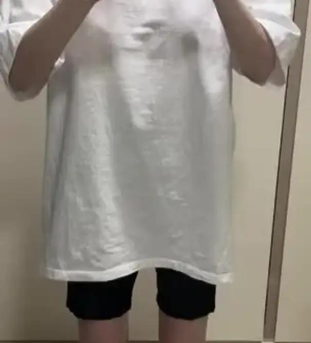 이제 봄여름이라 긴 반팔티가 필요했는데 잘산거같아요. 적당히 길이인거같아요. 팔부분