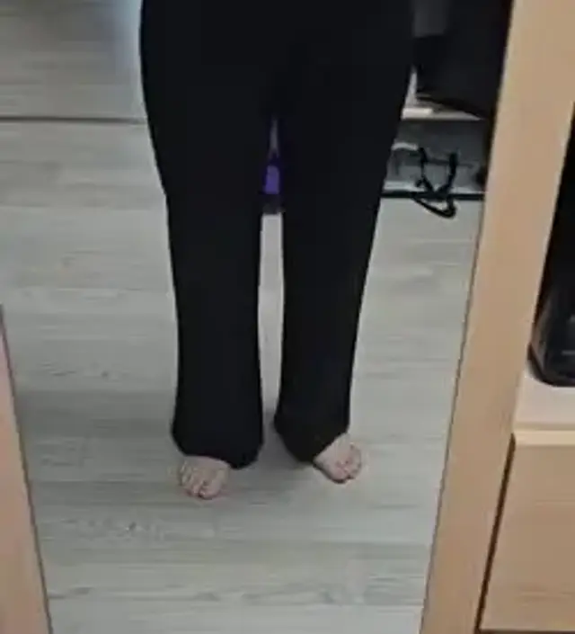 소재가 시원한 소재라서 아직은 아침저녁 쌀쌀해서 입고 나갔다 다리 시리더라고요; 그