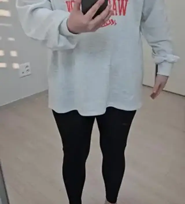 레깅스랑 같이 입으려고 샀는데 길이가 딱 좋네요. 품도 넉넉하니 편하고 색깔별로 구매