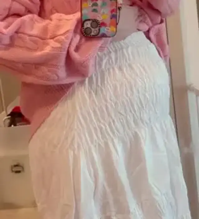 이런 디자인 치마가 여러개있지만
