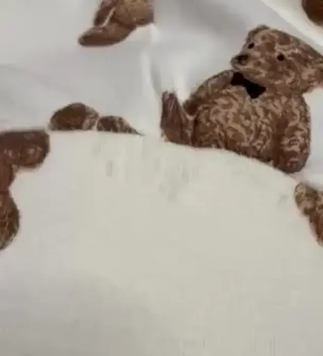 옷 받아보고 생각보다 좀 누런 색감이라 당황했지만 곰돌이가 귀엽고 또 집에서만 입을