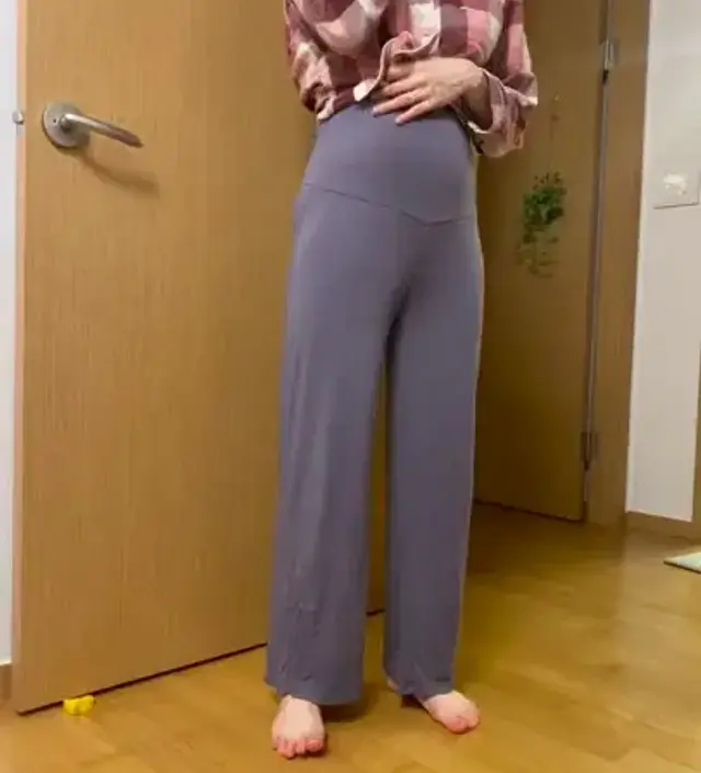 얇고 부드러운 재질이에요. 하나는 운동복 하나는 잠옷으로 입으려구요.