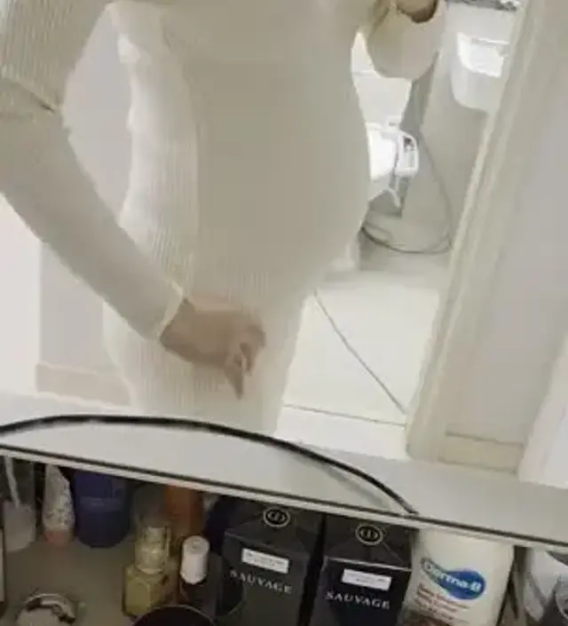 날씬한 사람 입기 좋은거 같아요. 아이보리 색이라 진한색 팬티입으면 비쳐서 속옷 치마