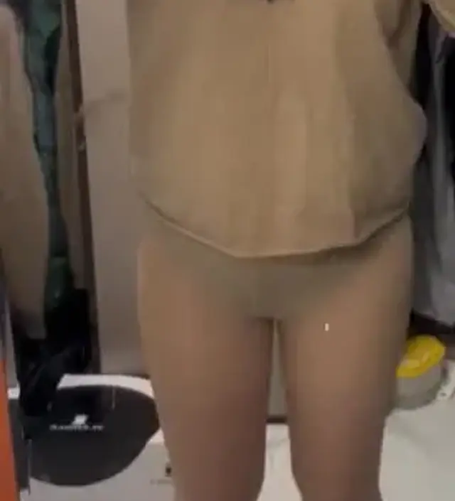 지금 날씨에 치마 속에 레깅스는 덥고 맨다리는 추워서 스타킹신으면 딱 좋은데 일반 스