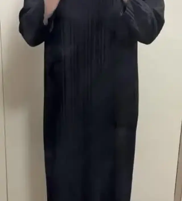 괜찮은거같아요. 편하게 입을만해요. 얇긴한데 지금 간절기날씨에 입을만해요. 팔부분은