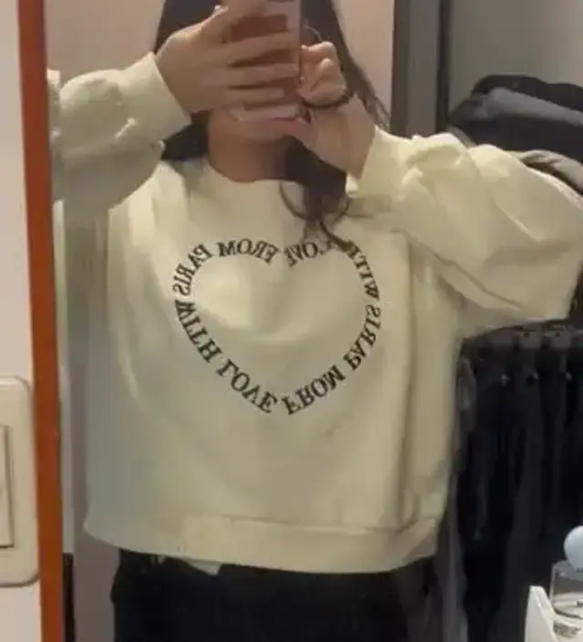 제가 맨투맨을 워낙좋아하는데 봄에 입을만한 얇팍한 맨투맨 찾다가 골랐어요. 디자인 