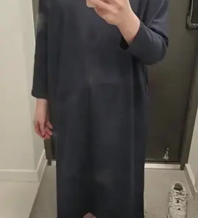 약간 스판 느낌 나는 재질이에요. 그리고 생각보디 지퍼가 수유할 때 엄청 편하네요! 아