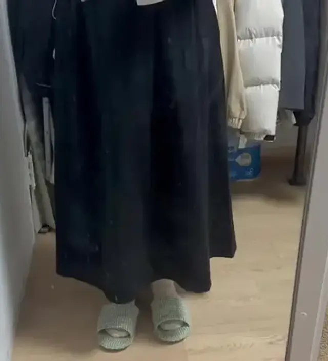 키159 길이는 무난하고 치마 두께감은 한여름 제외하면 입을수있을꺼같아여~ 지금은 날