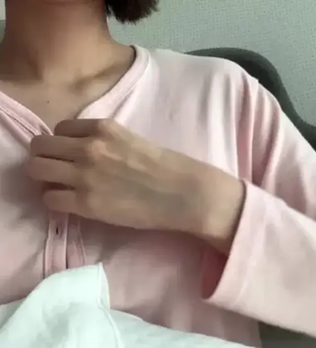 면이 부드럽고 좋아요! 단추가 좀 더 깊게까지 파이면 편할듯! 그 외엔 다 만족 💗