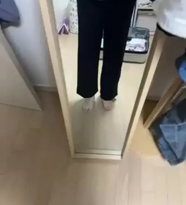 외출복으로 입기엔 너무 얕아요 ㅎㅎ 팬티라인이랑 밝은색 팬티는 비치네요 옷은 얕지만