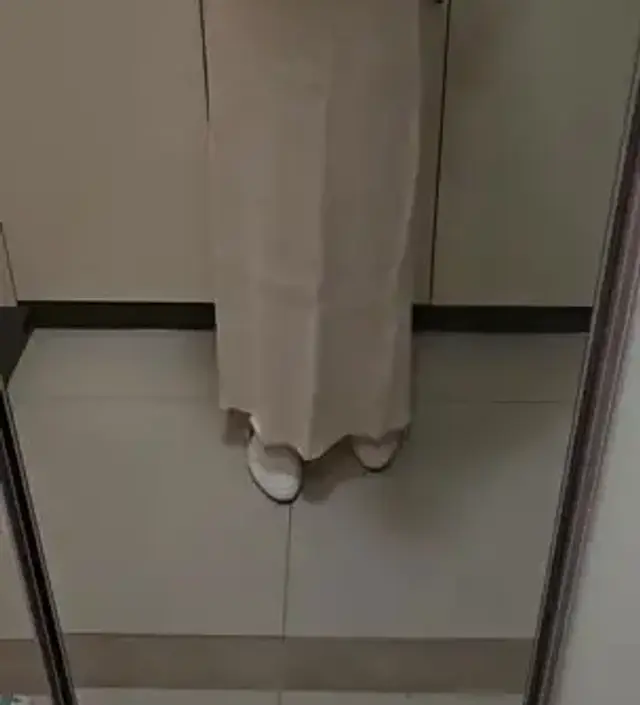 25주라 배가 제법 나와서 편한 치마 보다가 샀는데 지금부터 입으면 너무 예쁠 것 같아