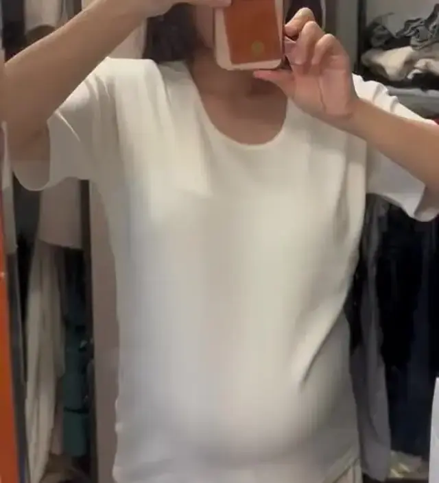 소재가 무겁고 완전 시원한 재질은 아니지만 재킷속에 받쳐입기 좋을 것 같아 구매했어