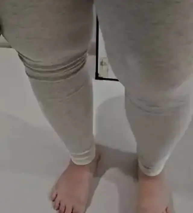 쫀쫀하니 좋아요. 이전에 입었던 레깅스들이 허벅지 안쪽이 닳아서 구멍날 거 같아서 샀