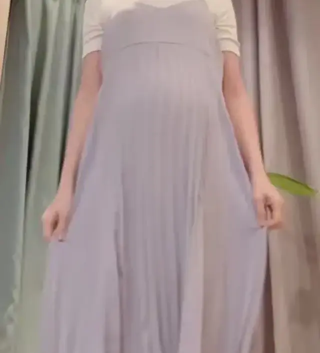 차르르 떨어지는 재질이라 시원하게 입을 수 있을 것 같네요. 살짝 연한 파랑색이에요