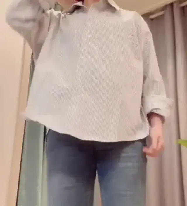 엄청 오버사이즈네요 처음에 입었을 때 어벙벙한 느낌이라 당황했는데 팔 좀 걷어서 핏