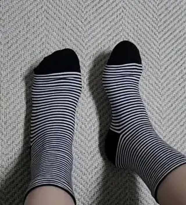 엄청 탄력 있고 가볍고 포인트 주기 좋은 양말이예요. 레깅스에 잘 어울리고 원피스에도