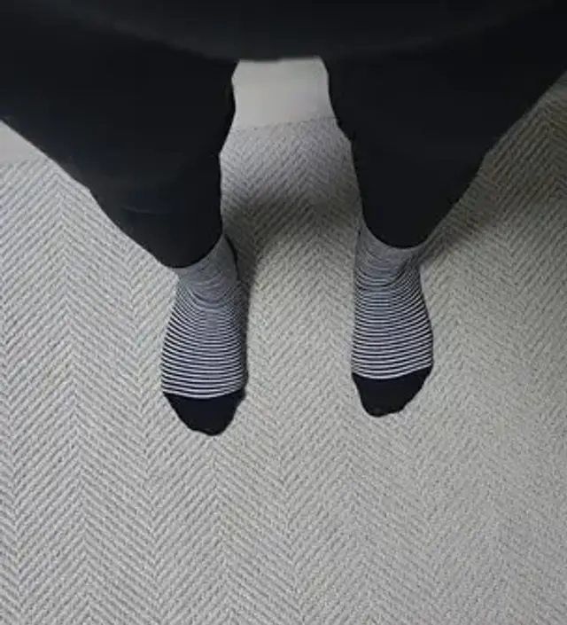 엄청 앏아요~ 여름 출산이라 일부러 얇은걸로 샀어요^^ 조리원 들어가서도 입으려구요.