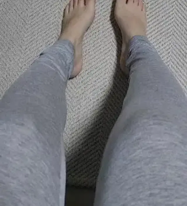 엄청 앏아요~ 여름 출산이라 일부러 얇은걸로 샀어요^^ 조리원 들어가서도 입으려구요.