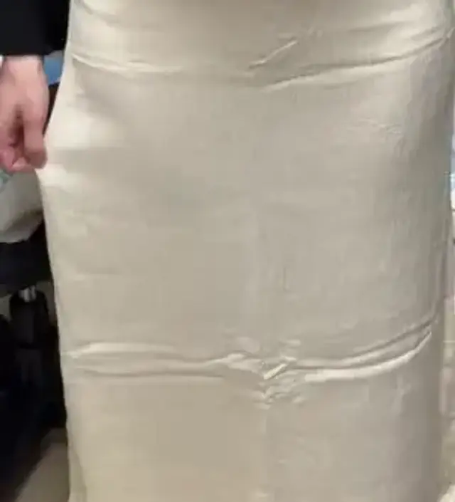 생각보다 노랗게 보였는데 펼쳐서 입으니 적당한 아이보리 컬러였어요! 접힌 자국만 펴