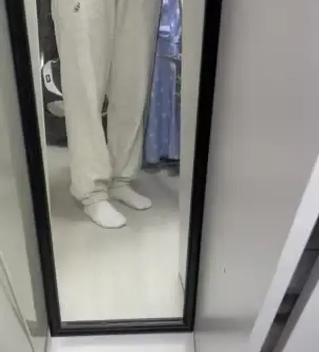 색도 너무이쁘고 배부분밴딩이 배를 다 덮어주어서 봄가을 입기에 좋은 재질입니다 밴딩