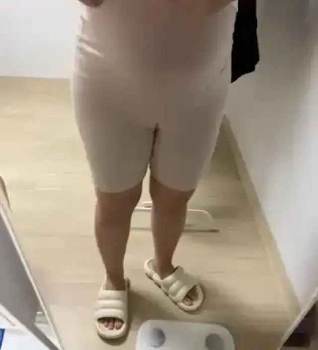 엄펑편해서 재구매했어요 하나가 엉덩이부분 왕크게 빵꾸뚫려와서 아쉽네요.. 이미 빨아