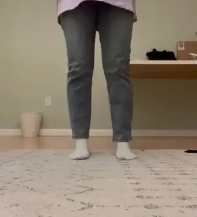 바지가 쫀쫀하고 핏이 예뻐요!! 두깨가 조금 있어서 한여름엔 입기 힘들것같고 봄, 가을