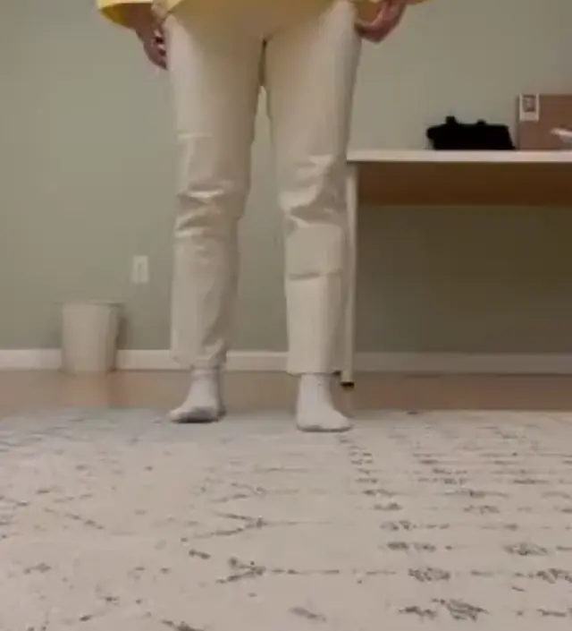 하비라 밝은색 바지 잘 안입는데 요건 핏도 괜찮고 편해요! 소재는 적당한 두께감이 있